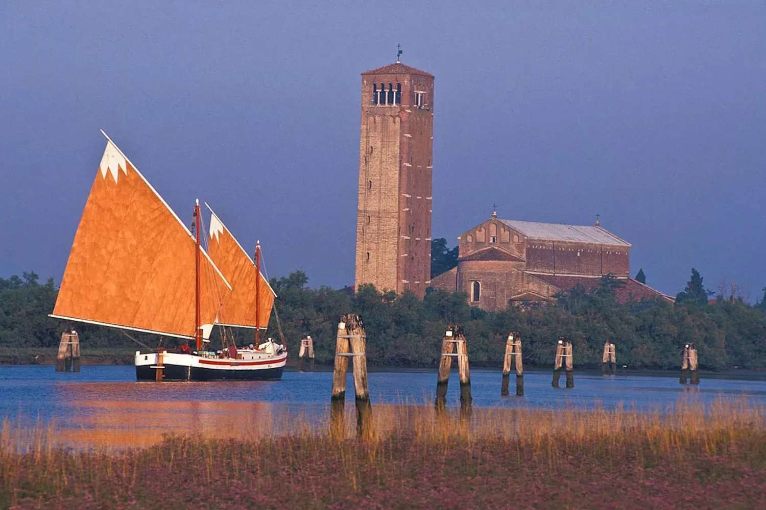 This Flat-bottomed Fishing Boat Is the Most Authentic — and Delicious — Way to Explore Venice