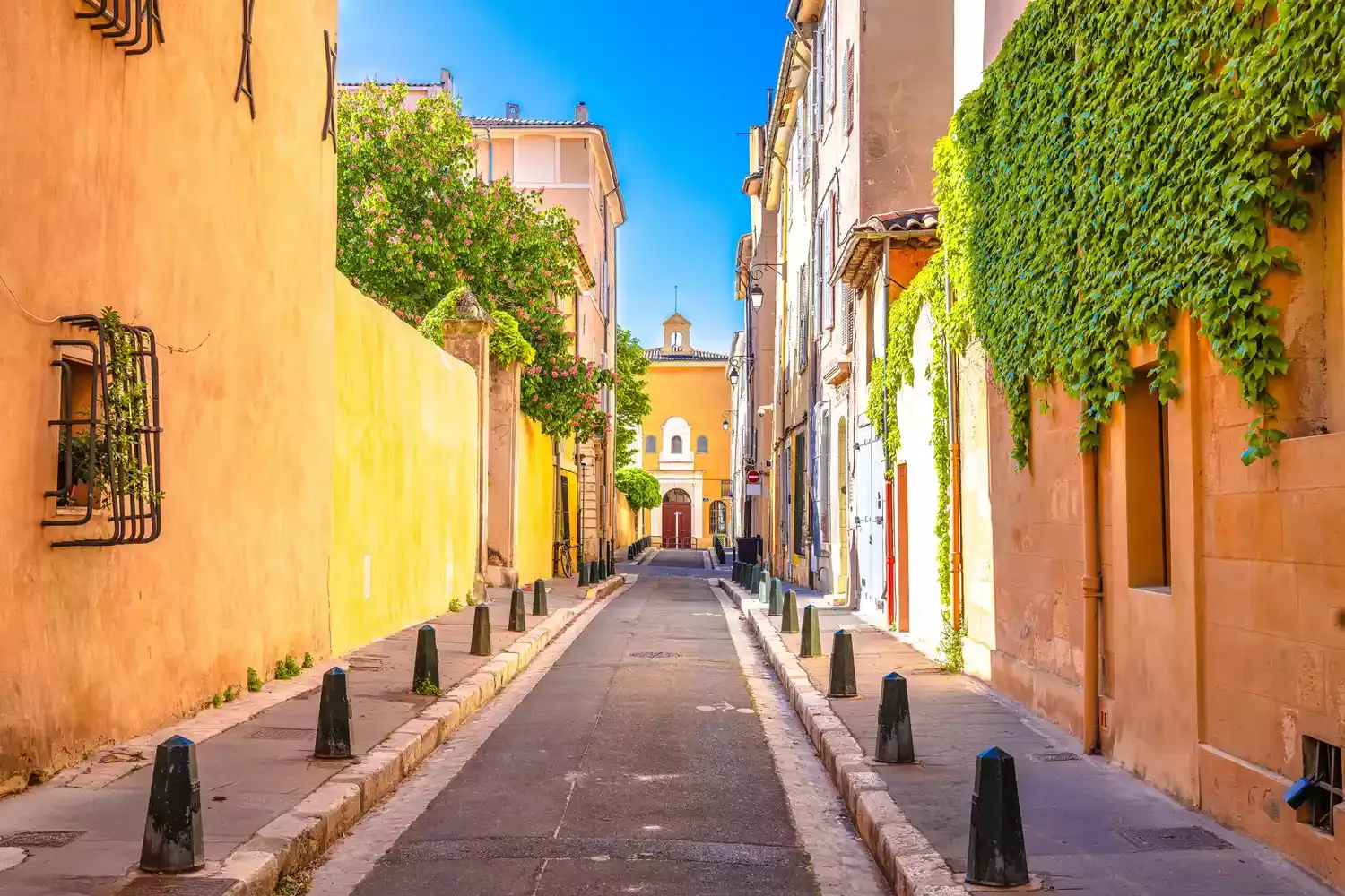 This Beautiful French City in Provence Is Known as the City of a Thousand Fountains — and It Has Over 300 Days of Sunshine a Year