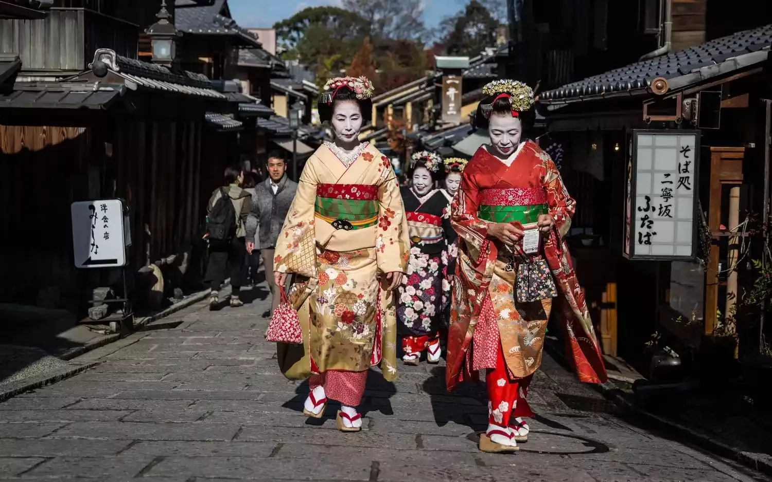 Kyoto Bans Photography of Geishas on Certain Streets (Video)