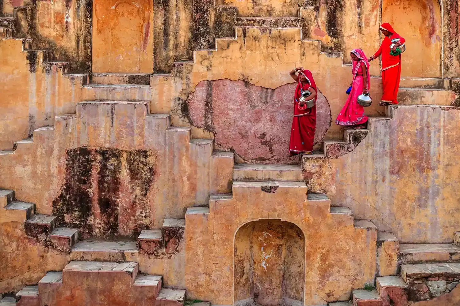 India's 'Pink City' Is a Stunning Mix of Palaces, Bazaars, and Luxury Hotels