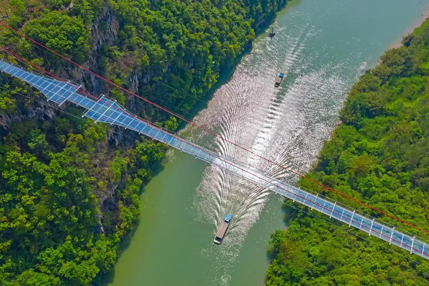 This Glass Bridge in China Is for People Who Love Stomach-churning Heights