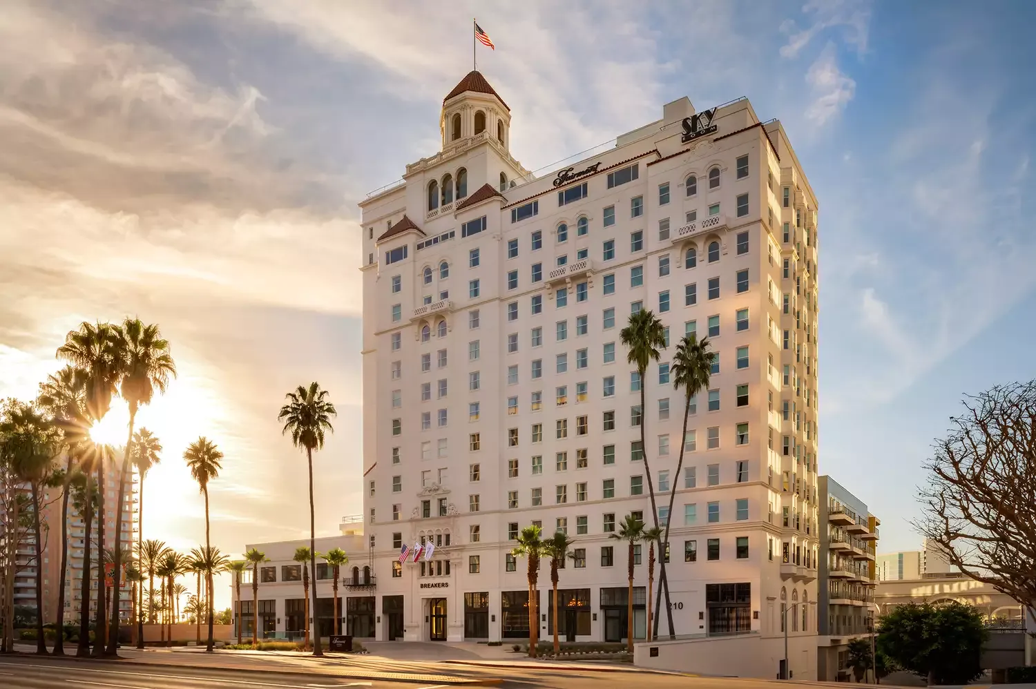 A Historic Southern California Hotel Is Back — and It Has a Luxury Spa, a Chic Pool Deck, and Panoramic Ocean Views