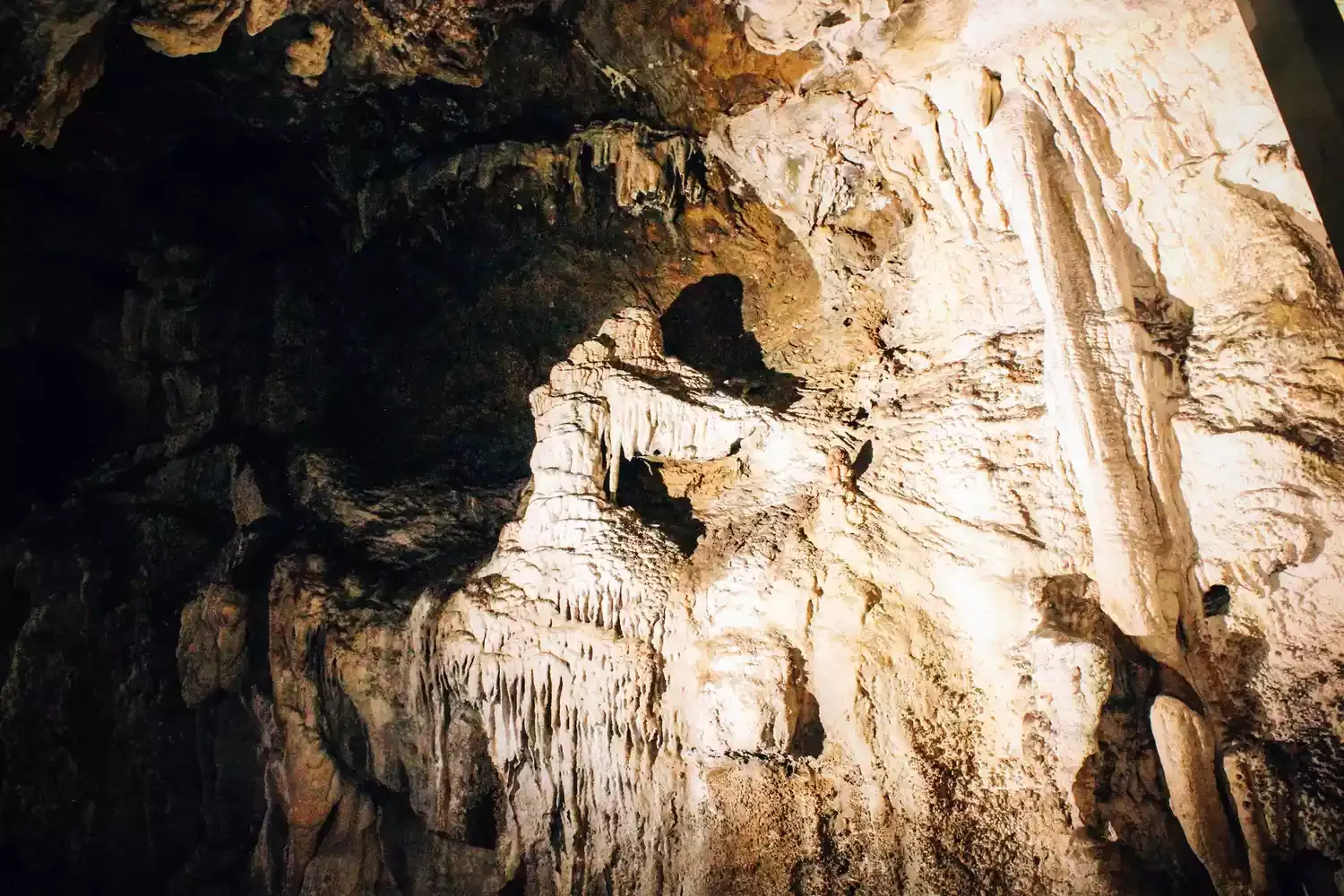 This Washington State Park Hides a 500-million-year-old Cave That's More Than 2,000 Feet Long