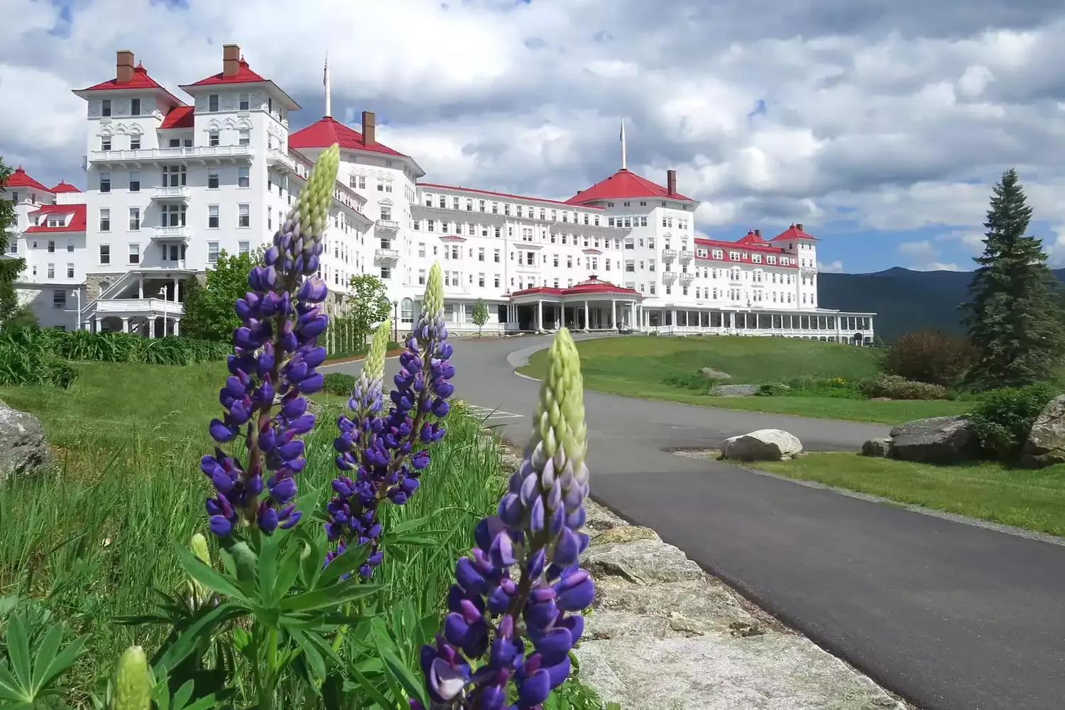 This Small New Hampshire Town Was Once a Go-to Destination for Presidents and Celebrities — and It Sits at the Base of the Northeast’s Highest Peak